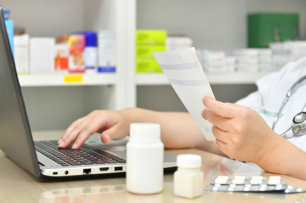 why you should choose an assisted living community with a pharmacy partnership